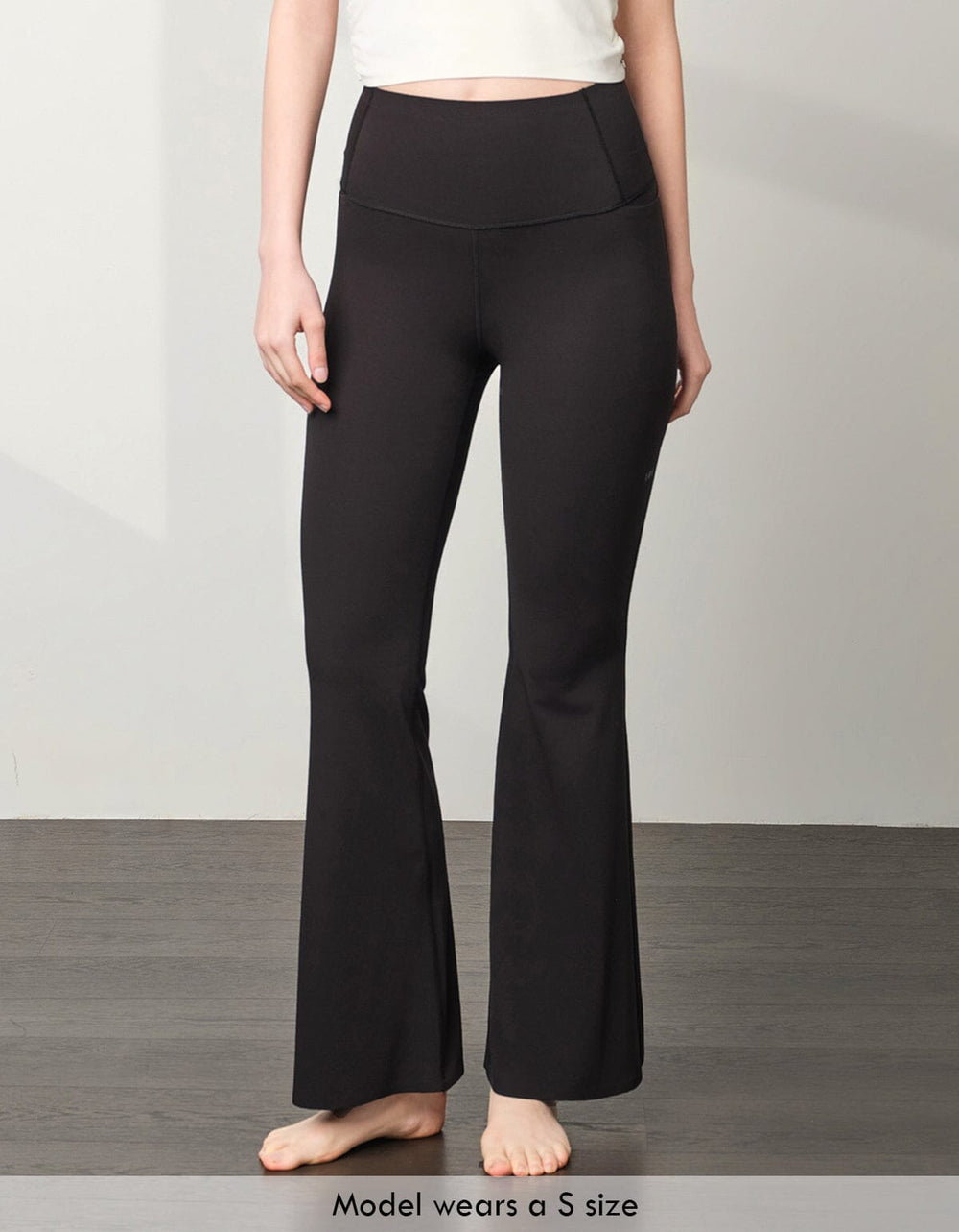 A girl is wearing a black HOW-EFFORTLESS Leggings from Her own words SPORTS 