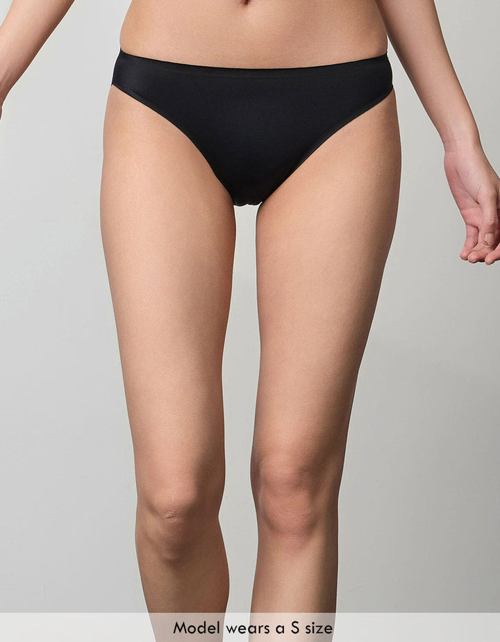 A model is wearing a S size black SMOOTHING tanga panty