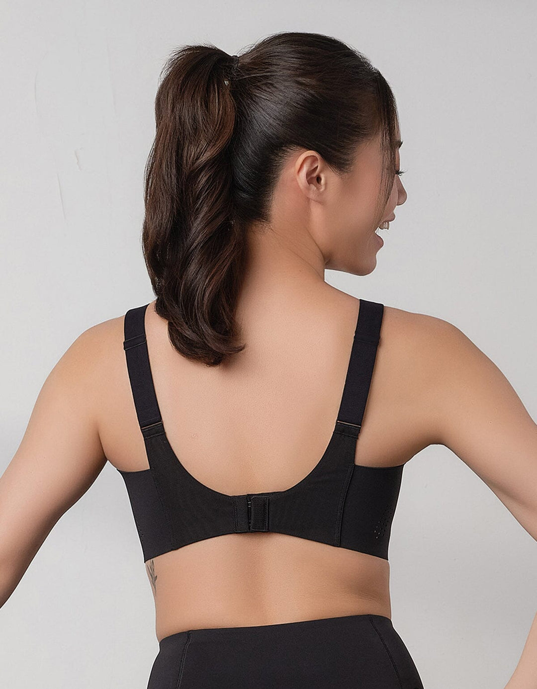 HOW-CONTROLLED REmatrixPad™ & REwickMax™ Breathable High Impact Sports Bra High Impact Her own words SPORTS 