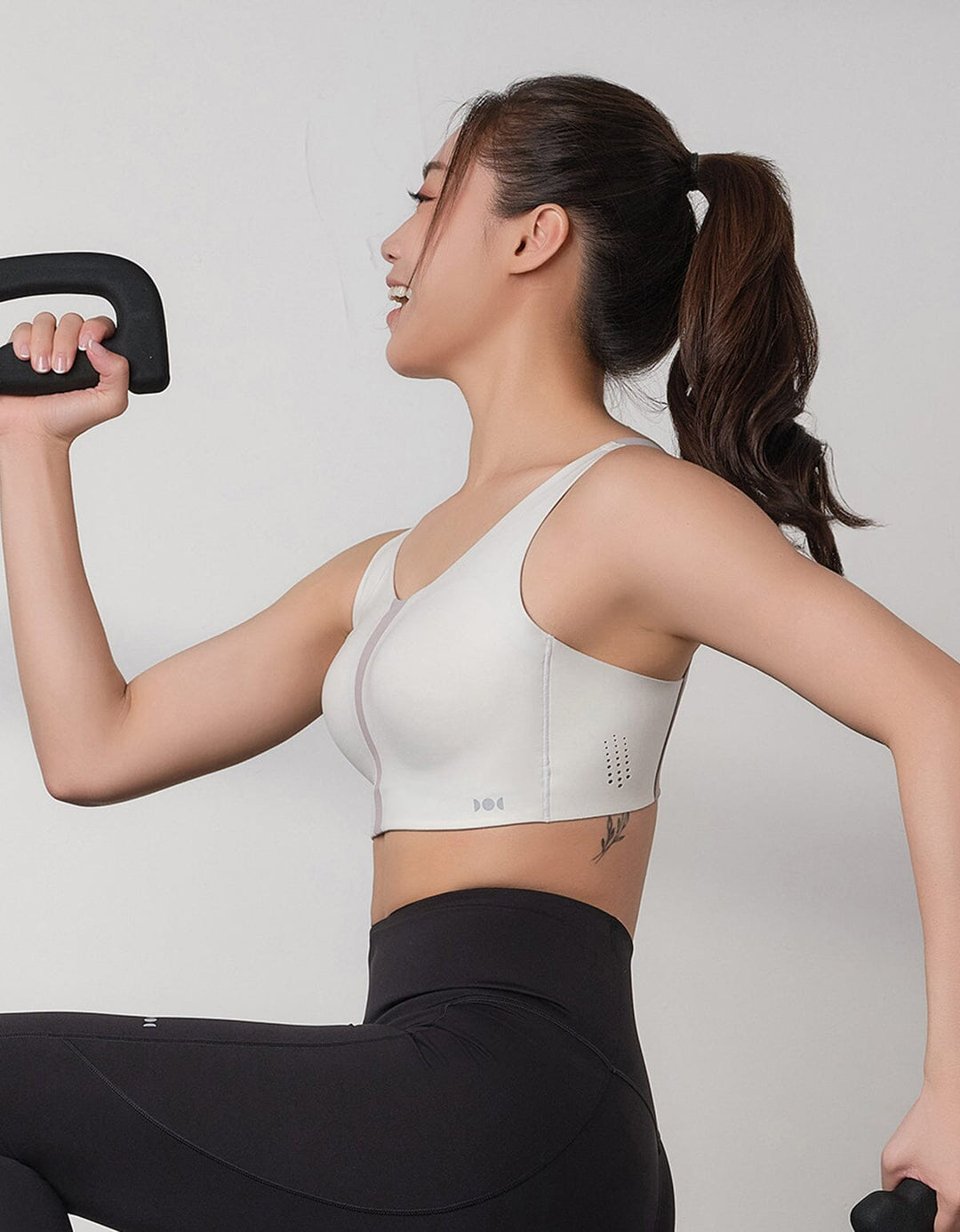 HOW-CONTROLLED REmatrixPad™ & REwickMax™ Breathable High Impact Sports Bra High Impact Her own words SPORTS 