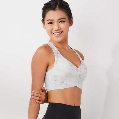 Free Me V- Neck Medium Impact Sports Bra Sports Bra Sweat Float Silver Clould 70B 